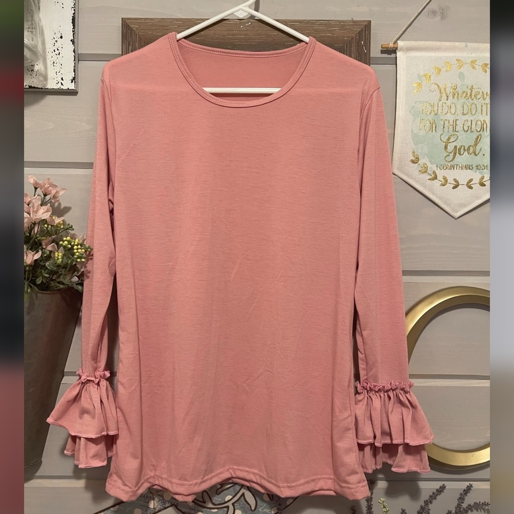 Long sleeve shirt with ruffle cuffs
